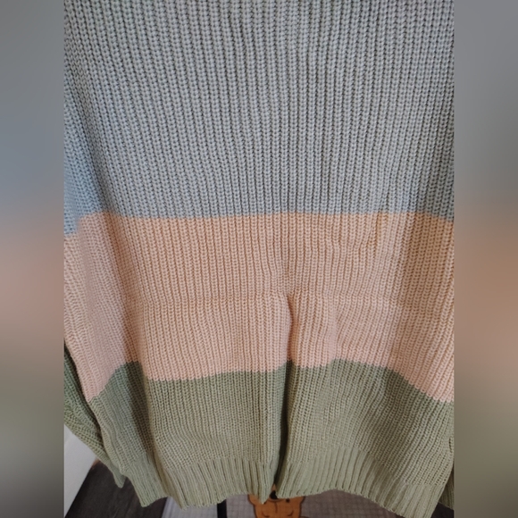 Zaful Women's Off Shoulder 3 Striped Sweater Size Medium (NWT) - Picture 2 of 4